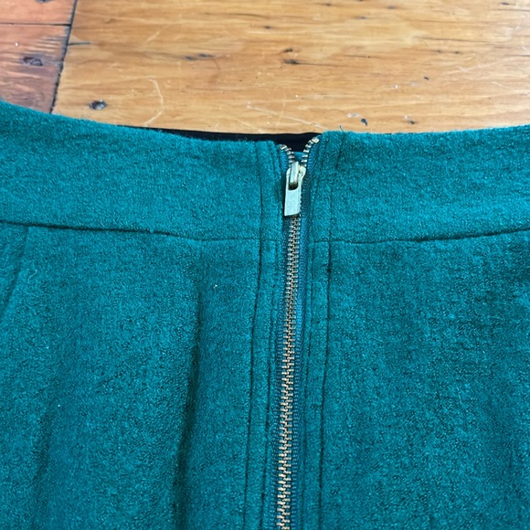 Green size 4 banana republic skirt with gold zipper at back. Holiday, party - Picture 4 of 6